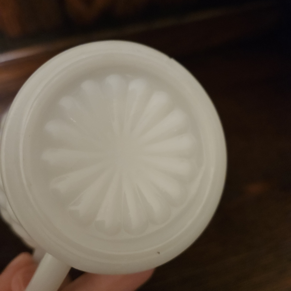 Vintage milk glass bubble creamer. - Picture 4 of 9